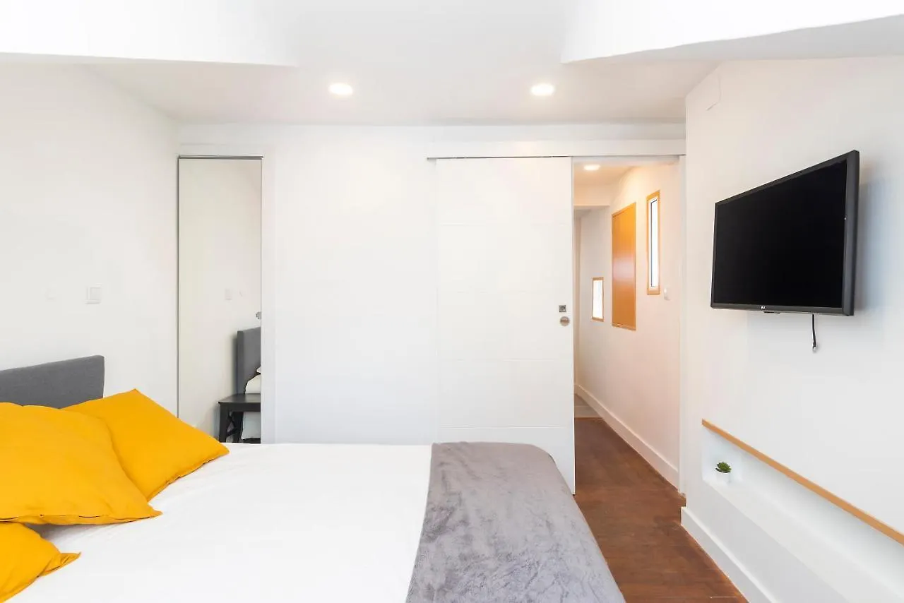 Historical Alfama, Building Top, 5Mn To Train And Subway Lisbon Apartment